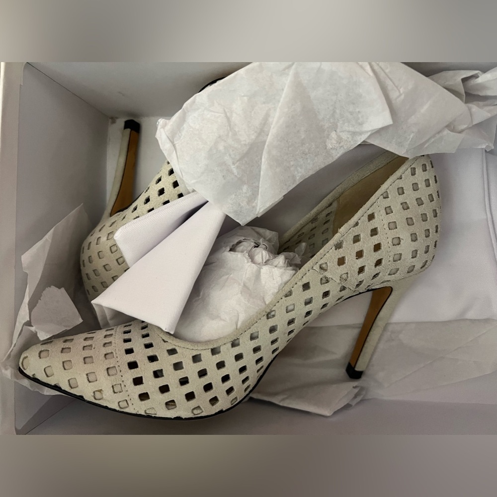 IRO LARSON PERFORATED SUEDE POINTED PUMPS IN ECRU Size 36 - Picture 7 of 11